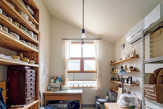 窓の下と右の壁には小ぶりな作品を飾れる棚を造作