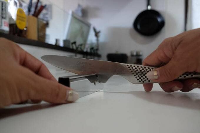 ミニ研ぎ器で包丁を研ぐ様子