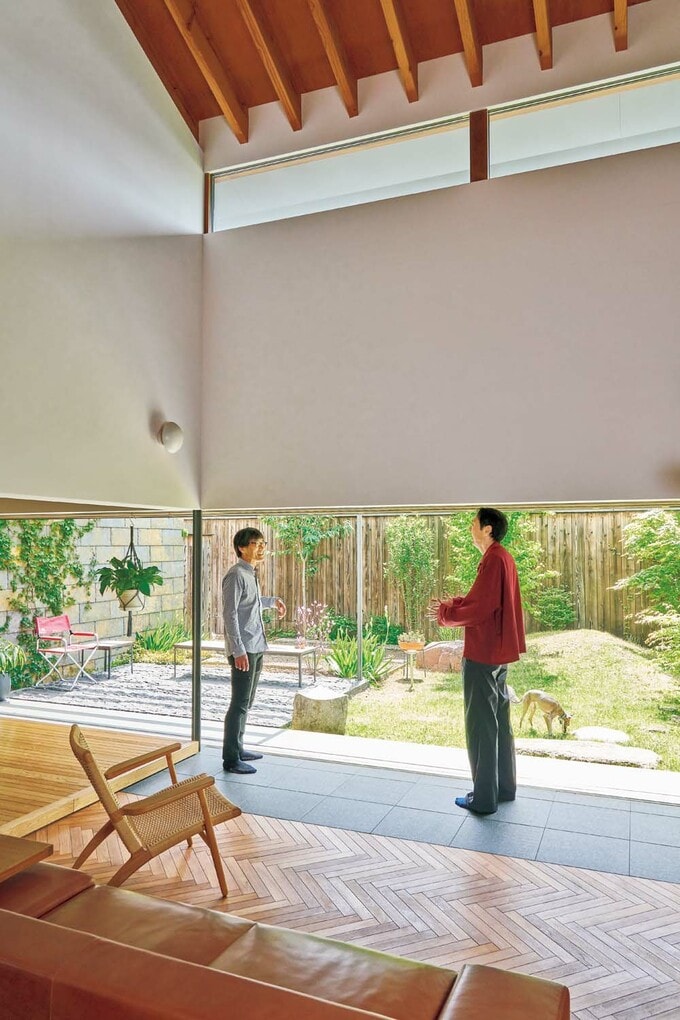 リビングで話すアンガールズ田中と建築家