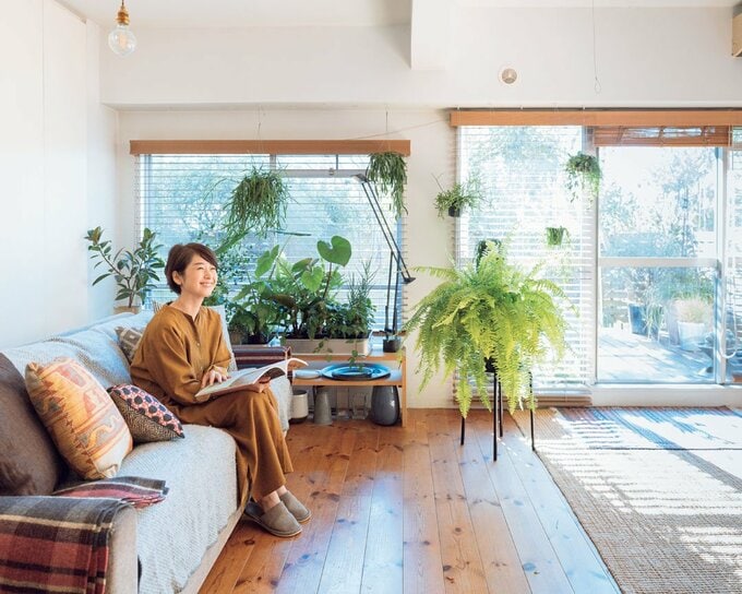 ソファに座る女性