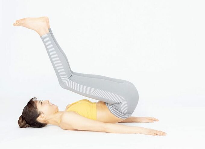 あおむけ両足胸にひきよせる