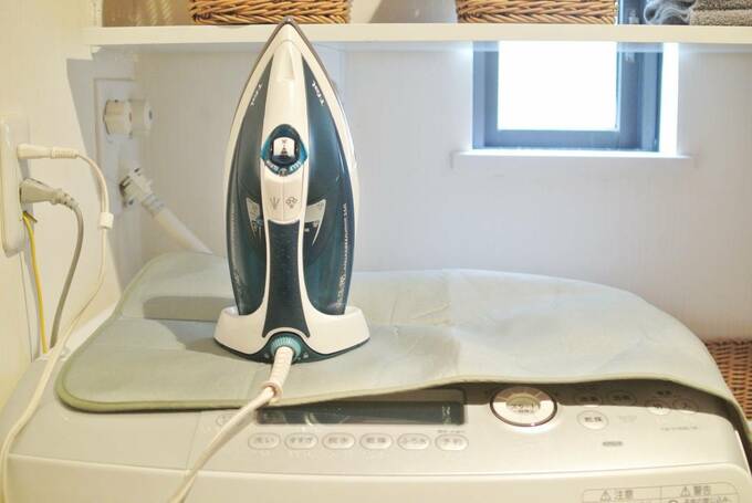 洗濯機の上にアイロン