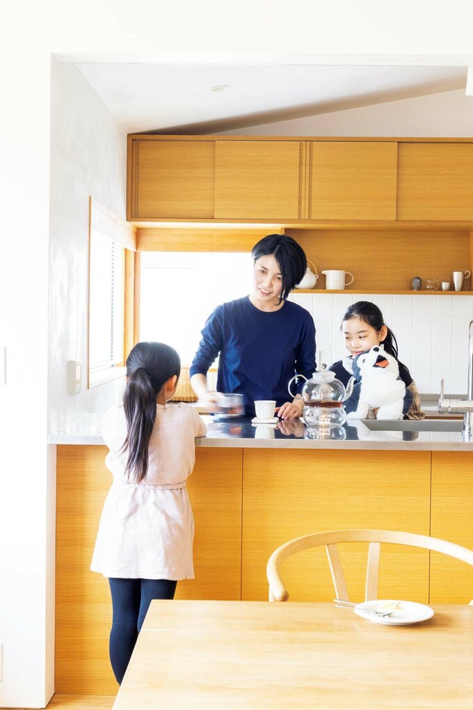 ダイニングに対面するカウンターを設けた2列型キッチン