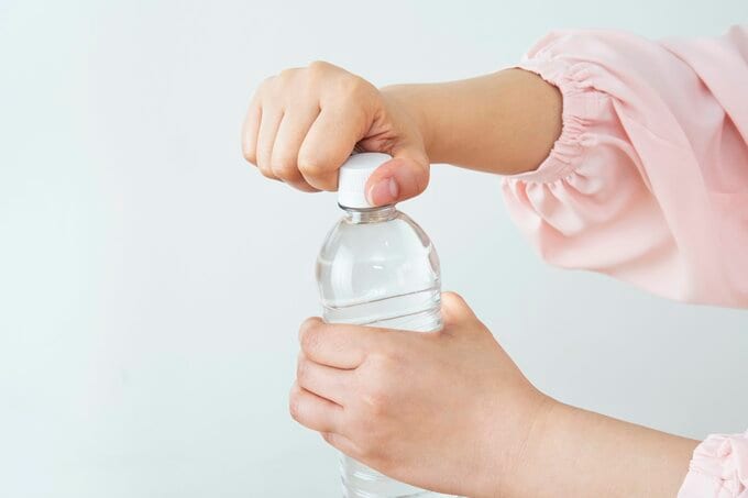 ペットボトルのフタを開ける