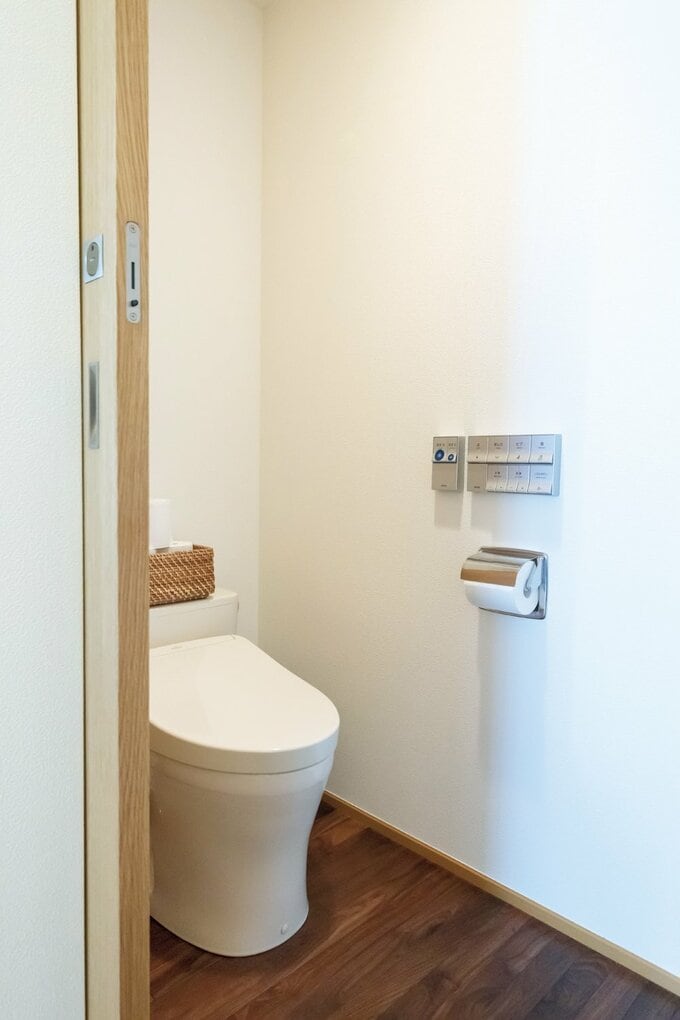 浴室横のトイレは既存の便器を利用