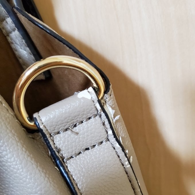 傷のついたカバン