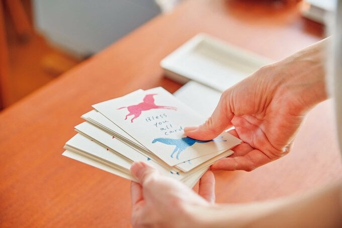 オラクルカードを引く人