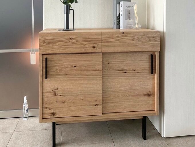 黒い脚がアクセントのサイドボード