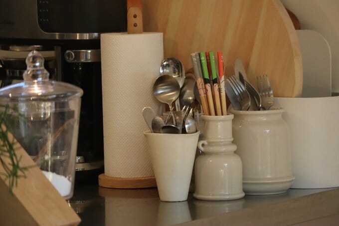 カトラリーやキッチンツールの見せる収納