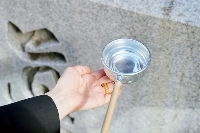 手水舎で再度左手を洗う