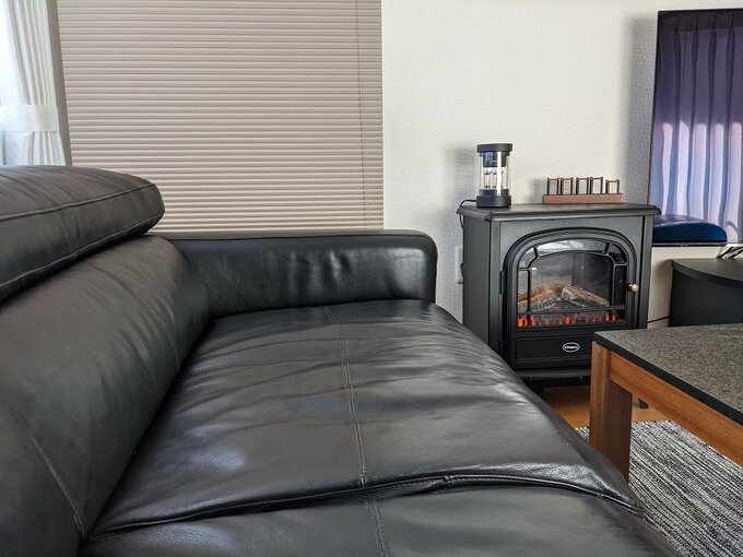 黒いソファとも合うDimplex社の電気暖炉