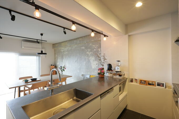 作業台の広いキッチン