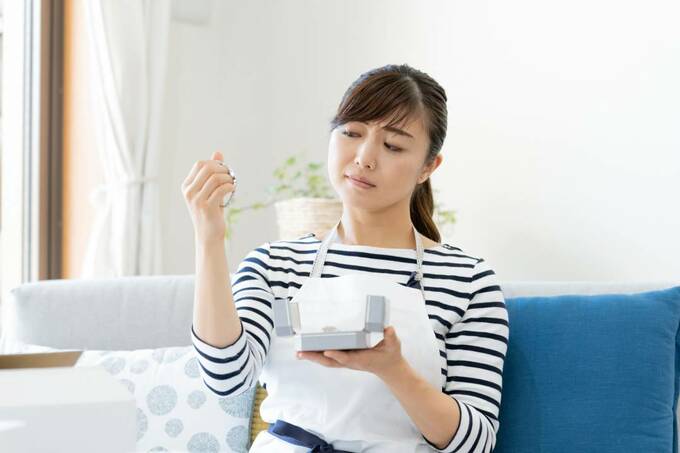 ものを見る女性