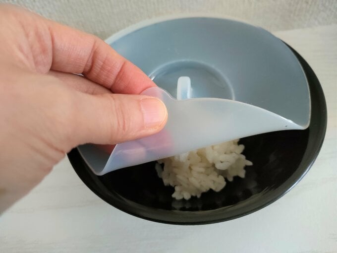 茶碗にご飯を入れてシリコーン蓋