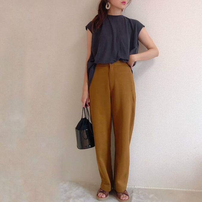 カーブパンツと合わせたスタイル