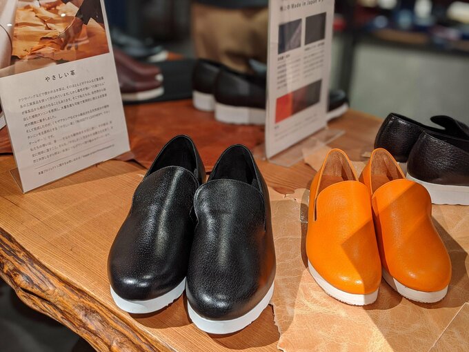 革製のスニーカー