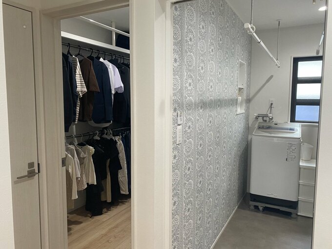 ドライルームに干した洗濯物をすぐしまえるクローゼット