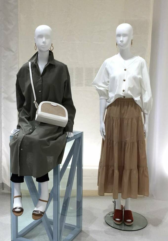 ほんのり透け感のあるシャツワンピース