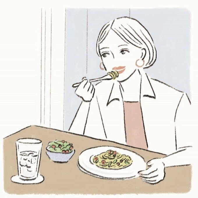 ランチを食べる女性