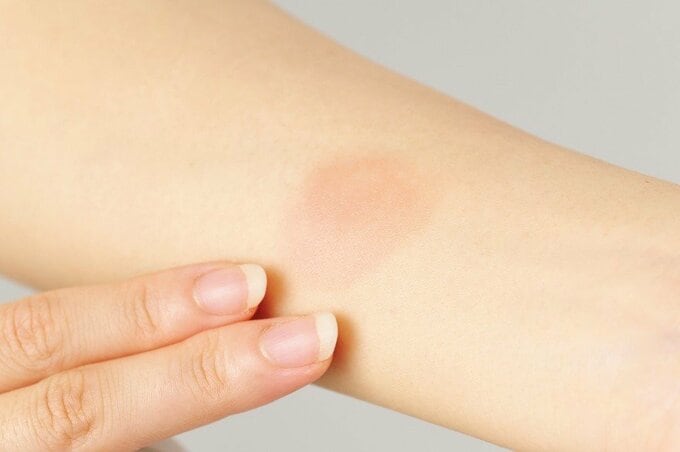 チークを腕で試す様子