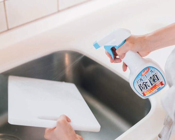 アルコールスプレーを吹きかける