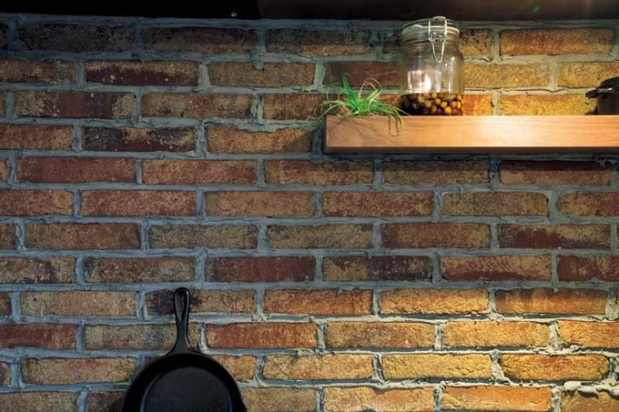 レンガを貼ったキッチンの壁
