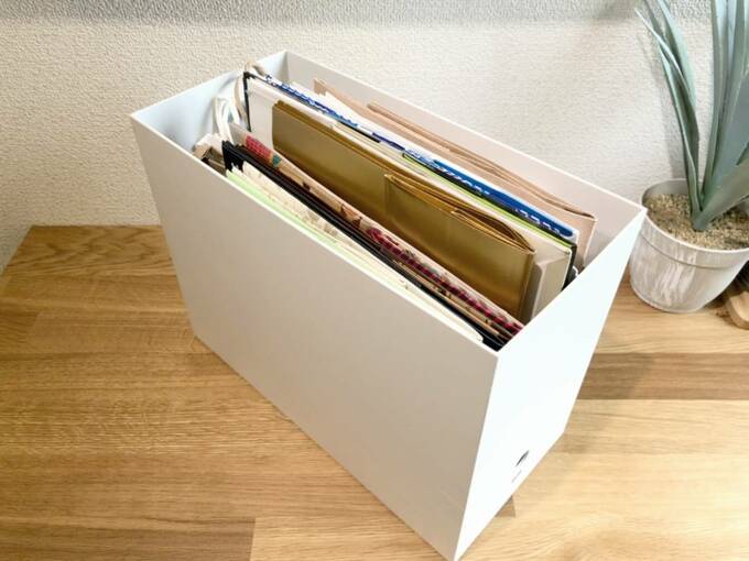 ファイルボックスに紙袋が入っている様子