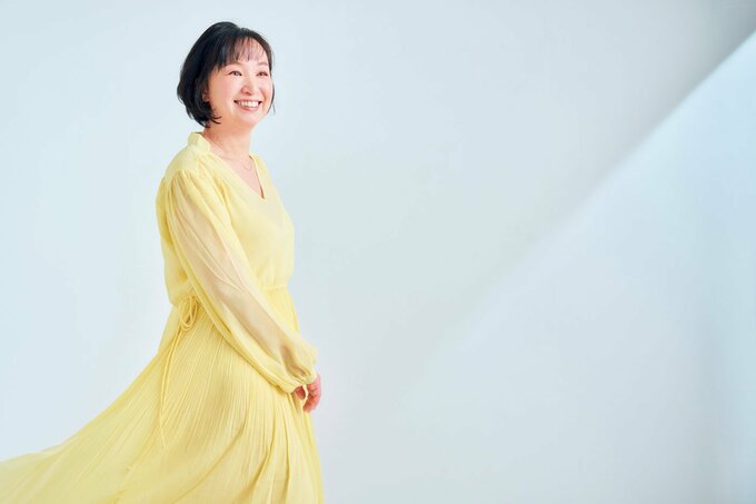 背筋を伸ばして笑顔で歩く女性