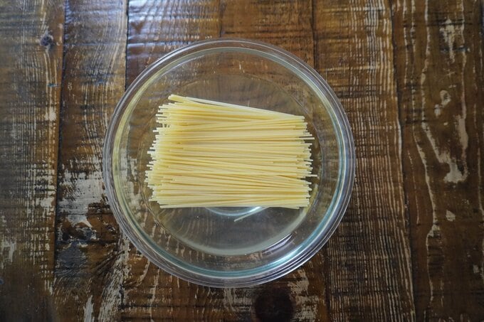 耐熱ボウルにパスタを入れる