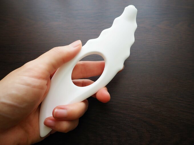 カッサウェーブを手に持つ