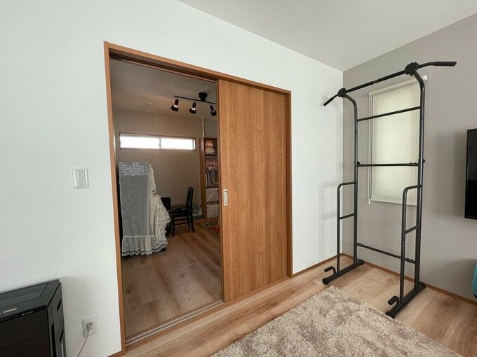 引き戸を半分あけたピアノ室