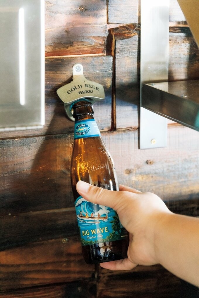 壁に取りつけた栓抜き