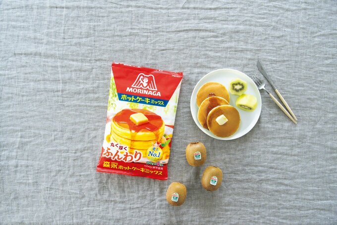 ゼスプリのシールが張られた3つのグリーンキウイ