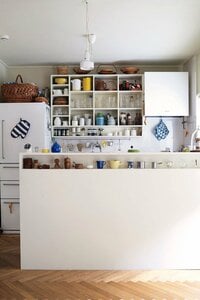 仕切りが多い棚は、テーマを決めるとまとまる