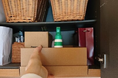 50代、玄関収納を「日用品のストック」置き場にしたら結構快適。紙袋やあき箱活用で、すっきり片付く