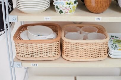 棚で食器をおしゃれにしまう！収納なしキッチンでもここまですっきり