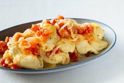 ほどよい酸味の「トマト×鶏胸」爽やかマリネ。夏のおもてなしにもぴったり！