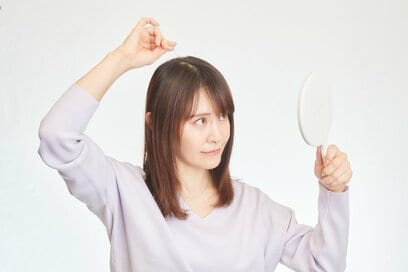 白髪を見つけたら「絶対にやってはいけないこと」。美容師に教わった