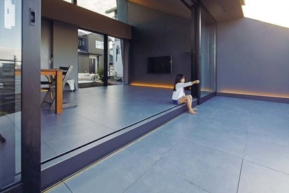 【注文住宅事例】テラスがセカンドリビングに。戸外を開放的に楽しむ平屋の家