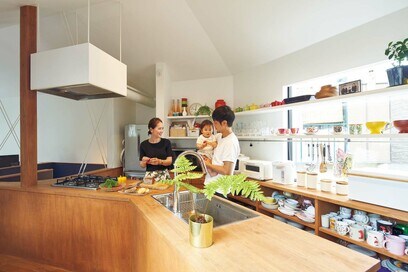 くの字型キッチンに、憩いの縁側も！細長い敷地の工夫いっぱいの家