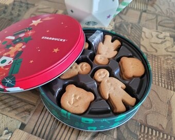 スタバの「今しか買えない」ジンジャークッキーがかわいすぎ。クリスマス仕様の缶も使える