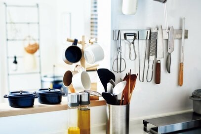 キッチンが「すっきりする」コツ。食器は1か所にまとめない、小物は「黒」を選ぶ