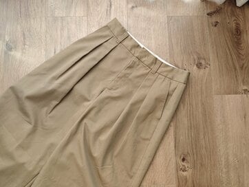 アラフォーの味方、GU「チノタックバレルパンツ」があれば迷わない。寒暖差のある日の頼れる1本