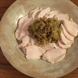 鶏胸肉をゆでるだけでヘルシーなつくりおきに！スープまで全部食べられます