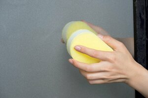 スポンジではさんでこする