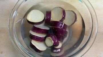 ボウルに入ったサツマイモ