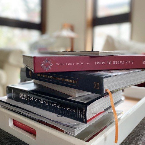 積み重ねられた本たち