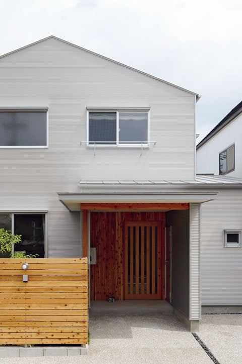 格子デザインの玄関ドア