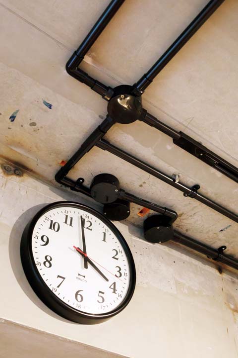 照明器具の配管を現しにした天井