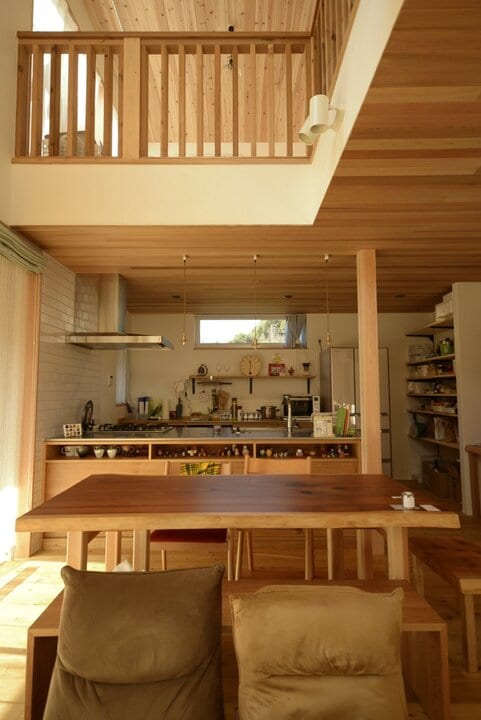 可動式の棚がたくさん並んでいるキッチン